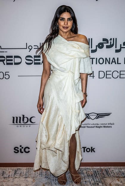 A la lista repleta de estrellas que están pasando por este festival, se sumó Priyanka Chopra. Con un diseño irregular, la actriz participó junto a su marido, Nick Jonas, del segmento In-Conversation With del 4º RSIFF; una charla donde hablaron de su trabajo y compartieron anécdotas sobre sus carreras