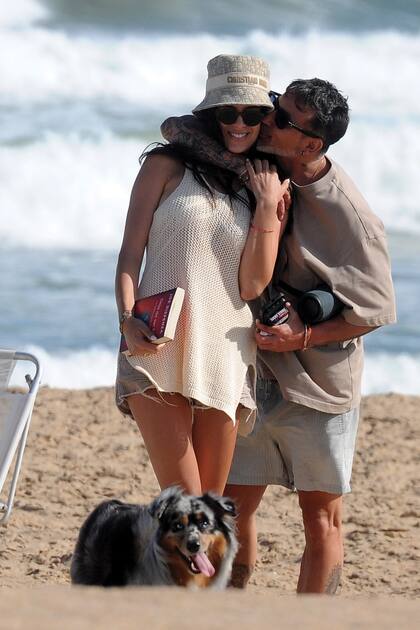 A la mañana la pareja aprovechó para
caminar por la playa con Mika, la perra que
Pocho rescató años atrás. Durante el paseo, no faltaron los besos y los mimos.