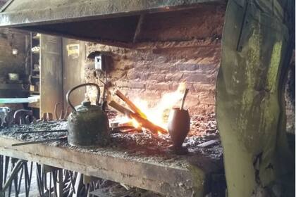 A la mañana, lo primero que se hace es prender la fragua y preparar unos mates