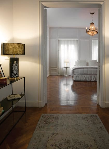 A la master suite se entra por una puerta doble y, como toda la casa, conserva los pisos originales.
