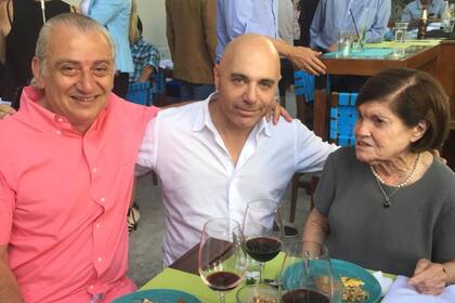 A la mesa, Emilio Garip, Germán Martitegui y Beatriz Chomnalez