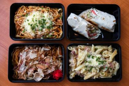 A la mesa llegan las bandejitas como las que se ofrecen en vuelo