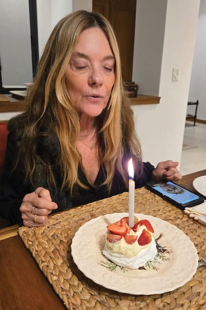 A la noche, pavlova mediante, sopló las velitas
rodeada por su marido, Ernesto Trotz, y un par de amigos.