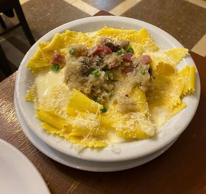 A la Norma con champignon, cebolla, arvejas, jamón crudo, parmesano rallado y crema.