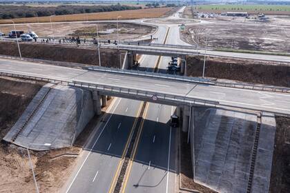 A la obra de la autopista para unir las ciudades de Córdoba y San Francisco le faltan 65 kilómetros; el gobernador Martín Llaryora firmó el traspaso del proyecto de la Nación a la provincia; se necesita una inversión estimada en US$120 millones 