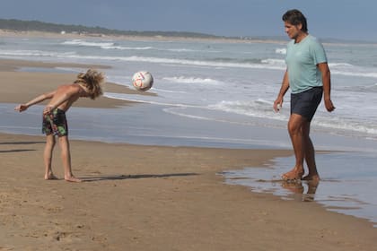 A la orilla del mar, padre e hijo demostraron su destreza con la pelota