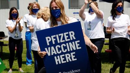 A la par que buscan aportar al fomento de la vacunación, los fabricantes de Pfizer están limitados por la capacidad de producción de sus plantas