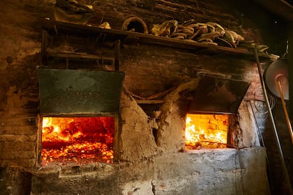 A la parrilla o la horno, el lechón puede ser la pieza central de un banquete festivo. FOTO: La Posta del Camino real en el ingreso a Villa Ruiz ofrece lechón al horno y una amplia parrillada en un marco campestre