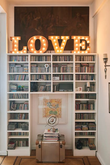 “A la pintura gigante detrás del cartel LOVE la pagué dos pesos en un remate de Verga Hermanos, en Bulnes al 400. Nos la trajimos caminando con una amiga veinte cuadras, porque no entraba en ningún taxi”.