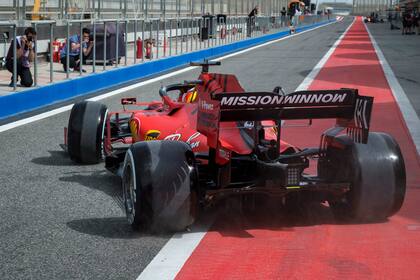 A la pista: Mick Schumacher sale con la Ferrari en el circuito de Bahréin