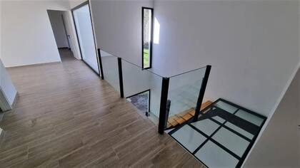 A la planta alta se accede por una escalera con paneles de vidrio