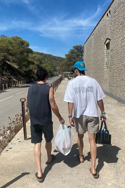 A la playa, que le encanta, llegó con remera con estampa en la espalda, traje de baño y matera de cuero.