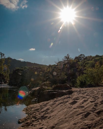 A la playita de arena se baja directamente desde las cabañas.