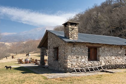 A la posada Las Queñuas se llega después de una intensa cabalgata por los cerros tucumanos.