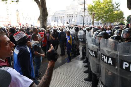 A la protesta de jubilados en el Congreso, se suman esta tarde, hinchas de clubes de fútbol