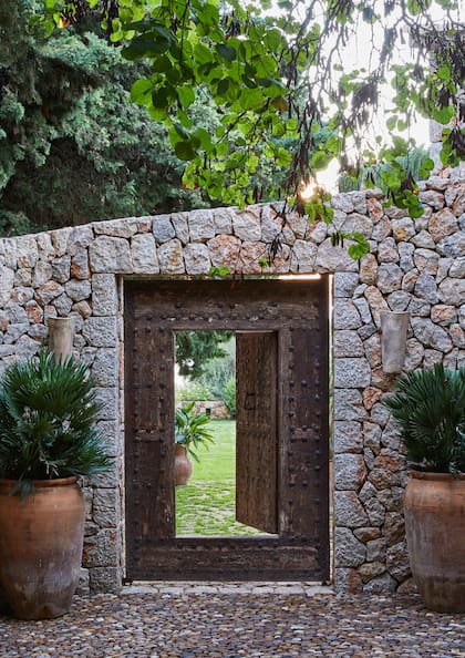 A la puerta de madera recuperada se le agregaron remaches y una traba de hierro hecha a mano.