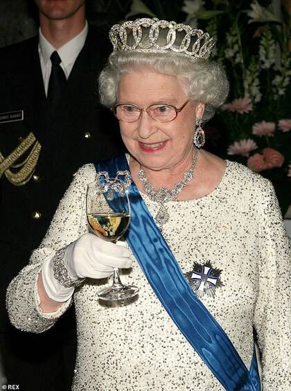 A la reina rara vez se la ve bebiendo en público, pero dicen que su bebida favorita es el martini seco