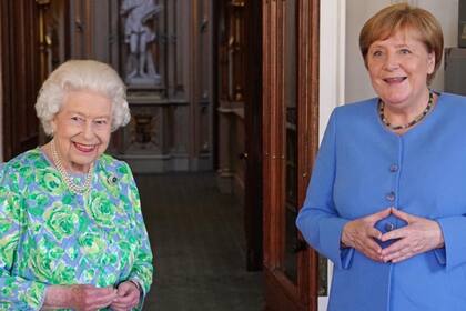 A la reina se la vio de buen humor junto a Angela Merkel