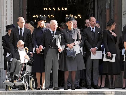 A la salida de la
ceremonia, el príncipe
Michael de Kent (en
silla de ruedas), sus
hijos Lord Frederick
Windsor y Lady
Gabriella Windsor, el
Rey y la actriz Sophie
Winkleman, mujer de
Lord Windsor