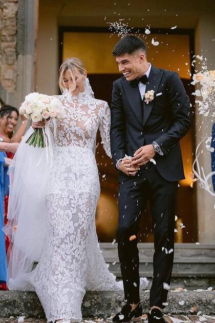 A la salida de la iglesia, los invitados arrojaron a los novios arroz y pétalos de rosas.