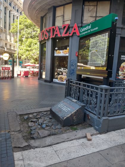 A la salida del subte Catedral, se conserva una pequeña porción del empedrado original de la calle Florida.