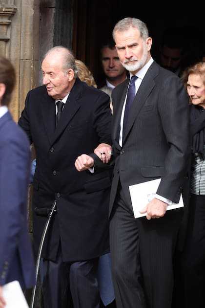 A la salida, Felipe VI le ofreció el brazo a su padre, Juan Carlos.