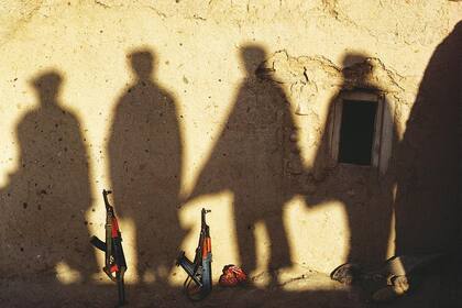 A la sombra. Siluetas de afganos y fusiles, durante la invasión soviética. Esta imagen integró la serie premiada en 1983 con un Word Press Photo
