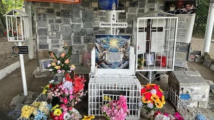 A la tumba de Omaira la rodean flores, ofrendas y mensajes de agradecimiento y plegarias