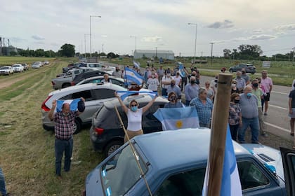 A la vera de la ruta, los productores rurales de Bragado se reunieron para protestar contra el avasallamiento del Gobierno a la Justicia