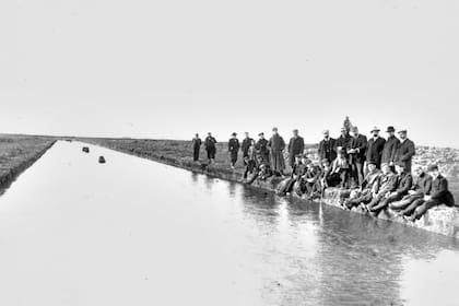 A la vera de un tramo del canal, ya con agua