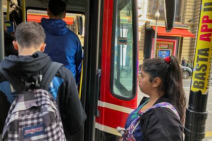 A LAS 15.30, Yamila toma un colectivo de la línea 140 hasta avenida Córdoba y Mario Bravo. El primer destino es la escuela de sus hijas