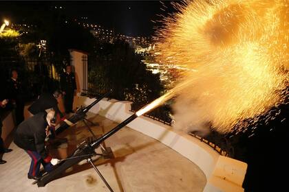 A las 19.15 de la tarde, cuarenta y dos cañonazos sonaron en el Principado para anunciar los nacimientos, 21 por cada uno de los bebés