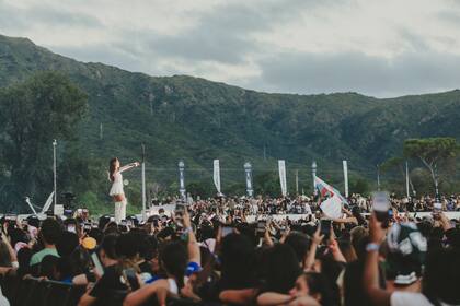 A las 19.40, el escenario Norte se colmó para ver a Nicki Nicole por primera vez en Cosquín Rock