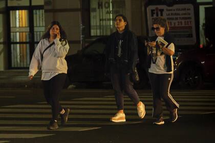 A las 20, Bárbara Lanata, Sara Stewart Brown y la periodista Andrea
Rodríguez –madre de Bárbara– salen de un café cercano a la clínica de rehabilitación.