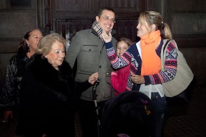 A las 20 de ayer, Matías Miret festejó con sus hijas, su esposa y su madre en la puerta de la cárcel modelo de Barcelona