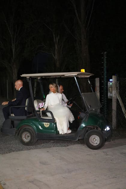A las 20:20, y a bordo de un carrito de golf, la pareja se acercó hasta donde los esperaba la prensa para hacerse una foto. Adentro los esperaba la fiesta con 350 invitados, donde tocó el grupo Ráfaga