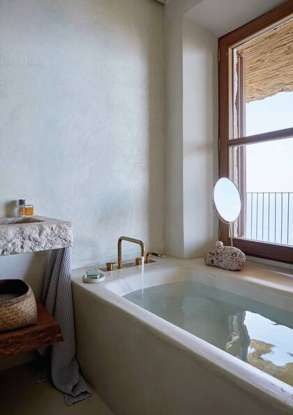 A las bañaderas de piedra las trabajaron para tener un resultado absolutamente liso