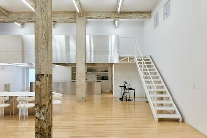 A las columnas se les retiró la capa superficial de yeso y pintura. La idea fue imitar la antigua técnica de talla directa en piedra, por eso no lo realizaron con un acabado uniforme.