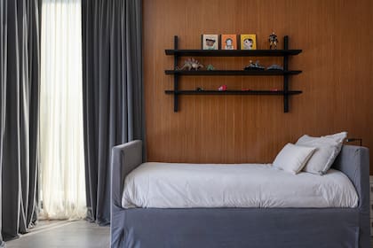 A las cortinas de gasa, Métier Studio les sumaron una capa de blackout forrada en pana gris plomo para crear un clima íntimo.