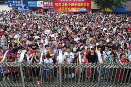 A las fueras de los lugares donde se realiza el examen, los padres esperan ansiosos la salida de sus hijos. (Hengshui, China, 2018).