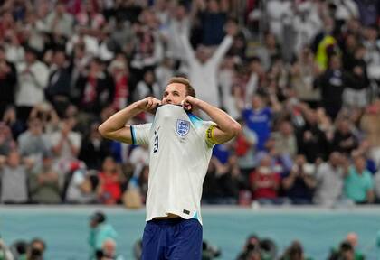 A las nubes: el lamento del atacante inglés Harry Kane tras fallar un penal que le hubiera dado el empate a Inglaterra ante Francia en los cuartos de final del Mundial