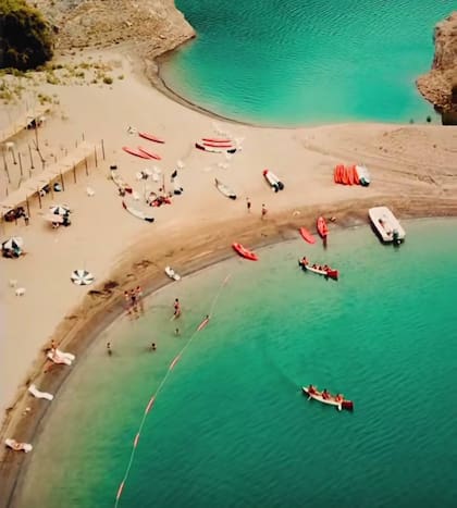 A las playas se llega a través de embarcaciones