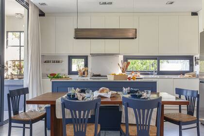 A las sillas de anticuario, que vienen del primer departamento de Agustina, las pintaron de azul.