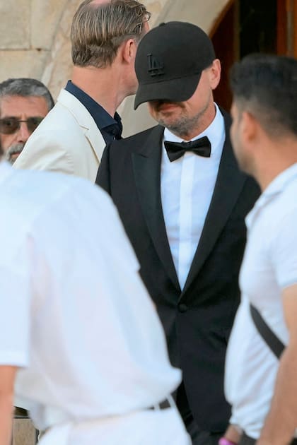 A Leonardo DiCaprio se lo vio con una gorra negra mientras se dirigía a la boda