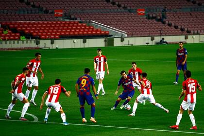 A Lionel Messi le costó encontrar espacios ante Athletic Bilbao 