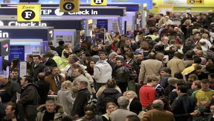 A lo largo de este año, el aeropuerto de Heathrow ha parecido debido a la escasez de personal tras la pandemia, ahora los empleados de algunas aerolíneas exigen un aumento salarial para. no ir a huelga en días críticos
