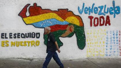 A lo largo de la década de 1960, las autoridades venezolanas emprendieron distintas acciones que buscaban resolver el asunto del Esequibo