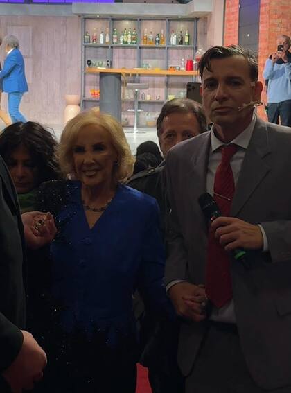 A lo largo de la función, Bossi le hizo muchos guiños a Chiquita y desde su personaje de Francisco Pignon le dedicó frases fuera del guion original y que son propiedad indiscutible de Mirtha, como la ya clásica: “Como te ven te tratan, si te ven mal te maltratan y si te ven bien te contratan”
