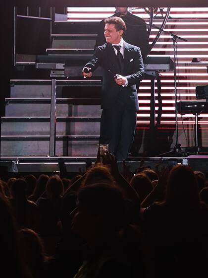 A lo largo de la noche, el Sol de México sonríe y arenga a su público, que corea cada una de sus canciones