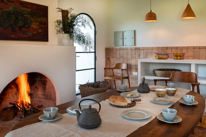 A lo largo de la pared y a base de placas de yeso, crearon una barra de apoyo muy simple donde ofrecer alimentos en el desayuno, con nichos donde poner a disposición la vajilla.